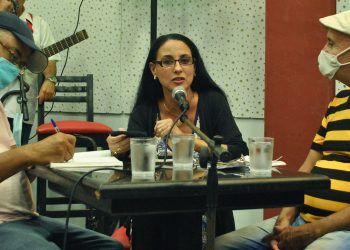 El espacio Cantapalabra es conducido por la escritora Mireisy García / Fotos: Humberto Lister