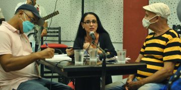 El espacio Cantapalabra es conducido por la escritora Mireisy García / Fotos: Humberto Lister