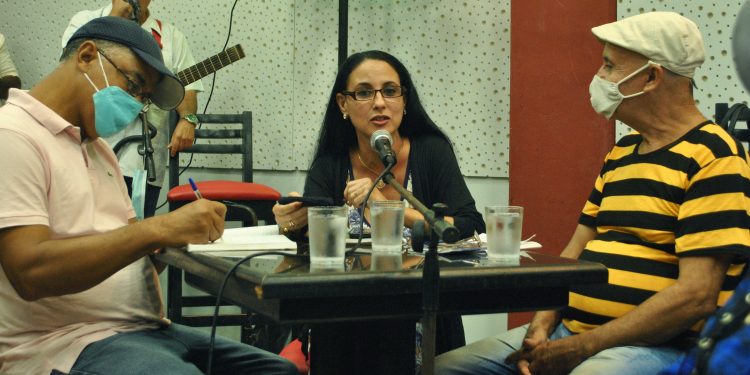 El espacio Cantapalabra es conducido por la escritora Mireisy García / Fotos: Humberto Lister