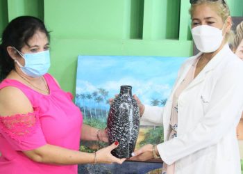 Ivón Álvarez, directora provincial de cultura, entrega las donaciones a la doctora Yaremis Guanche, jefe de los Servicios de Pediatría / Foto: Denys San Jorge