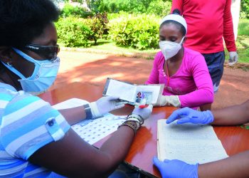 La delegada Osnayda y su equipo agilizan la distribución de alimentos y artículos de primera de necesidad, al tiempo que asisten a los vulnerables del consejo popular Toledo en Artemisa / Fotos: Otoniel Márquez