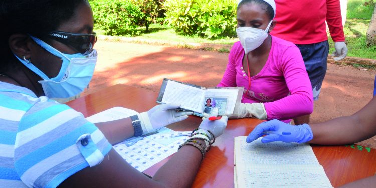 La delegada Osnayda y su equipo agilizan la distribución de alimentos y artículos de primera de necesidad, al tiempo que asisten a los vulnerables del consejo popular Toledo en Artemisa / Fotos: Otoniel Márquez