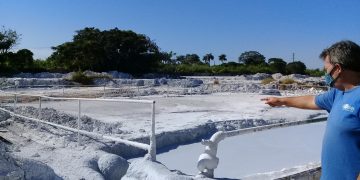 El derrame del cieno por fuera de la piscina donde se deposita constituye un problema medioambiental en la UEB Gases Artemisa