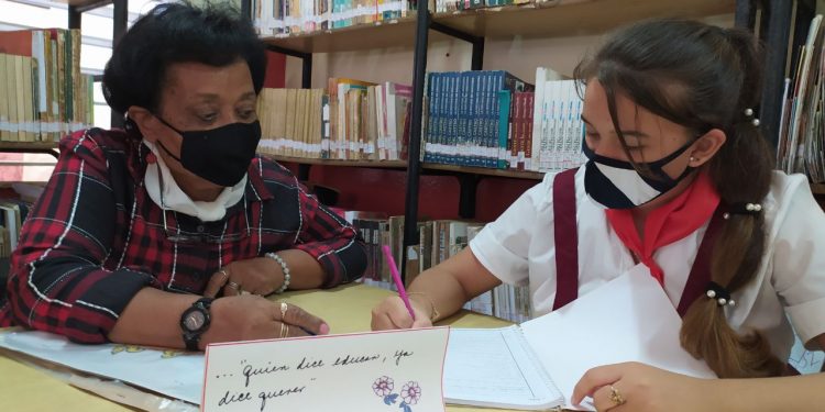 Por esas memorias cerca de él, se siente orgullosamente comprometida con causas justas o tareas indispensables