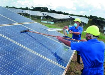 Con el mantenimiento garantizan el óptimo funcionamiento del sistema fotovoltaico / Fotos: Otoniel Márquez
