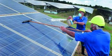 Con el mantenimiento garantizan el óptimo funcionamiento del sistema fotovoltaico / Fotos: Otoniel Márquez