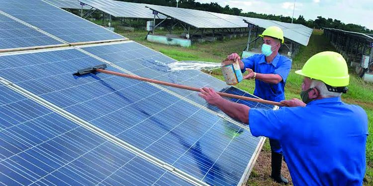 Con el mantenimiento garantizan el óptimo funcionamiento del sistema fotovoltaico / Fotos: Otoniel Márquez