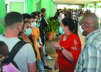 Gladys Martínez Verdecia, integrante del Buró Político y Primera Secretaria del Partido en Artemisa, los convidó “a no defraudar a sus padres, por el esfuerzo para traerlos hasta aquí / Fotos: Otoniel Márquez