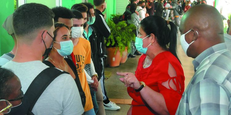 Gladys Martínez Verdecia, integrante del Buró Político y Primera Secretaria del Partido en Artemisa, los convidó “a no defraudar a sus padres, por el esfuerzo para traerlos hasta aquí / Fotos: Otoniel Márquez