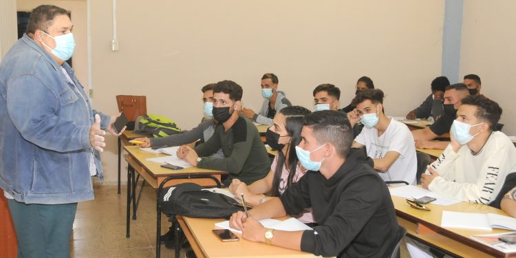 ESTUDIANTES de primer año de Ingeniería Agrónoma resaltaron la calidad del claustro, en el cual Charbonet Martell ocupa un lugar privilegiado