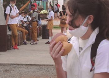 La merienda escolar Fue concebida para que los alumnos permanezcan en la escuela en su doble sesión / Foto: Otoniel Márquez