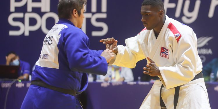 Omar (a la derecha) también obtuvo el bronce en la prueba por equipos mixtos / Foto: Roberto Morejón