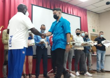 Un momento especial fue el reconocimiento como graduado más integral de la Facultad a Lázaro Yasmani Montano López / Foto: Olga María Mesa