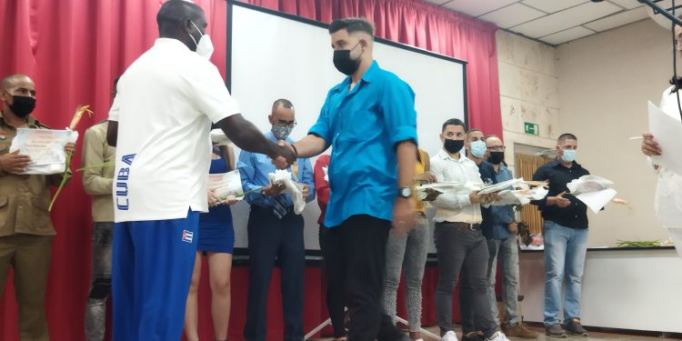 Un momento especial fue el reconocimiento como graduado más integral de la Facultad a Lázaro Yasmani Montano López / Foto: Olga María Mesa