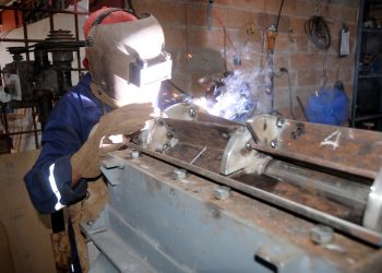 La planta procesadora de desechos plásticos la construyen con el esfuerzo propio de los creadores de Nudo / Fotos: Otoniel Márquez