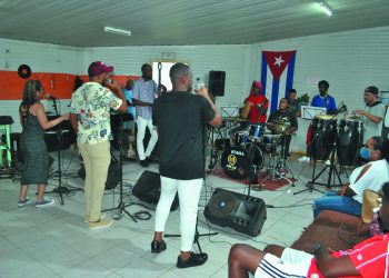 Maikel ortega (en las tumbadoras) lleva las riendas de esta orquesta, que tiene un ritmo contagioso y muchos adeptos fuera del país / Fotos: Humberto Lister