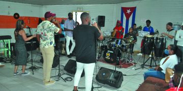 Maikel ortega (en las tumbadoras) lleva las riendas de esta orquesta, que tiene un ritmo contagioso y muchos adeptos fuera del país / Fotos: Humberto Lister