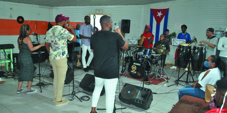 Maikel ortega (en las tumbadoras) lleva las riendas de esta orquesta, que tiene un ritmo contagioso y muchos adeptos fuera del país / Fotos: Humberto Lister