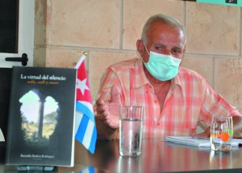 Presentación de La virtud del silencio. Roble, café y amor, el libro de Reinaldo Barbón Rodríguez sobre el legendario cafetal Angerona / Foto: Humberto Lister