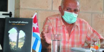 Presentación de La virtud del silencio. Roble, café y amor, el libro de Reinaldo Barbón Rodríguez sobre el legendario cafetal Angerona / Foto: Humberto Lister