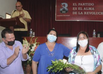 El nuevo Comité Municipal del Partido en Bahía Honda, reeligió a Yutkenia (a la derecha) como su Primera Secretaria / Foto: Otoniel Márquez