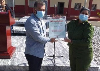 Decir adiós; continuar la obra