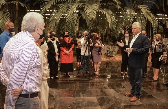 Díaz-Canel se reúne con talentosos artistas que tomaron parte en el 37 Festival Internacional Jazz Plaza. Foto: Estudios Revolución.