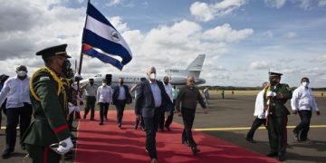 Arriba Díaz-Canel a Nicaragua para asistir a toma de posesión de Daniel Ortega como presidente. Foto: Alejandro Azcuy