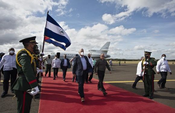 Arriba Díaz-Canel a Nicaragua para asistir a toma de posesión de Daniel Ortega como presidente. Foto: Alejandro Azcuy