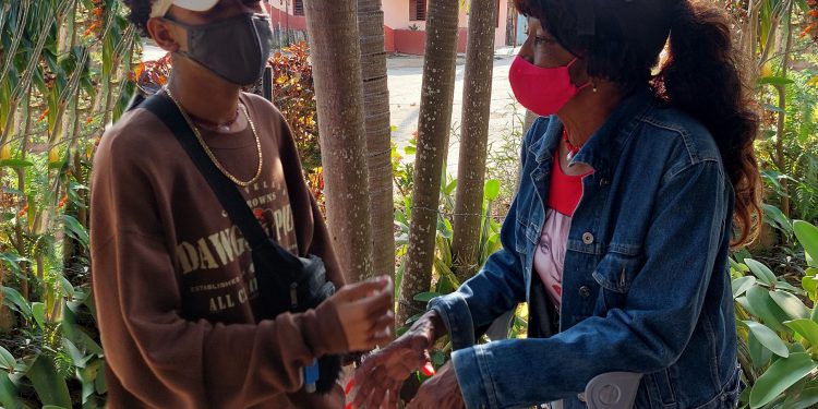 Lidia brinda todo el apoyo posible al desarrollo de su nieto / Foto: María Fernanda Terry