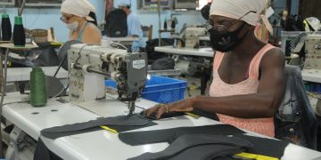 Titi duplica la norma de 60 mochilas en ocho horas / Foto: Otoniel Márquez