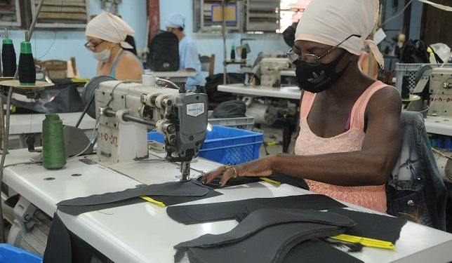 Titi duplica la norma de 60 mochilas en ocho horas / Foto: Otoniel Márquez