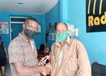 Landy no dudó un segundo en devolver el celular