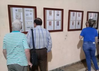 La muestra inaugurada en el museo municipal de San Antonio, pretende estimular el conocimiento sobre la filatelia y la vida del Apóstol