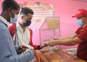 Se vende cuanta pizza se elabore en el bulevar artemiseño, asegura este trabajador por cuenta propia, pero las materias primas encarecen la oferta / Fotos: Otoniel Márquez