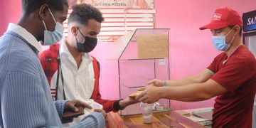 Se vende cuanta pizza se elabore en el bulevar artemiseño, asegura este trabajador por cuenta propia, pero las materias primas encarecen la oferta / Fotos: Otoniel Márquez