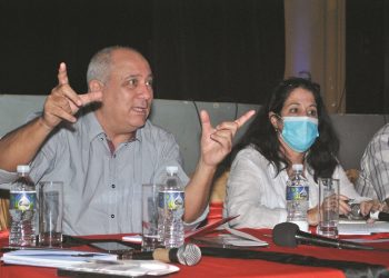 Intercambia Ministro del Cultura con artistas artemiseños