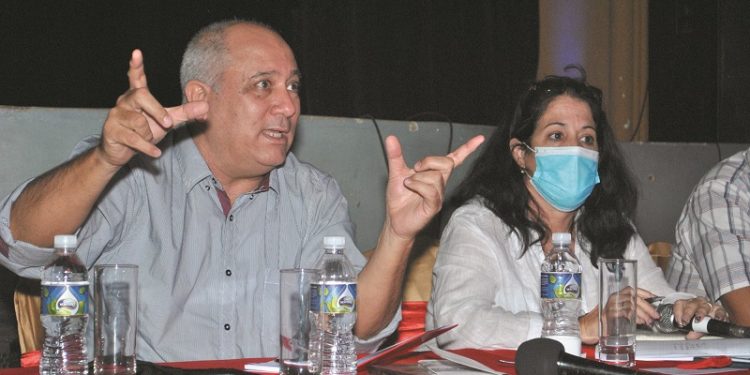 Intercambia Ministro del Cultura con artistas artemiseños