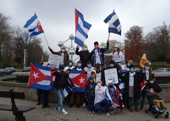 Desde la explanada de L'Atomium, Bélgica, los #PuentesDeAmor movilizan a todas las generaciones en defensa de #CubaVive y #EliminaElBloqueo. Foto: Nación y Emigración/Twitter.