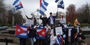 Desde la explanada de L'Atomium, Bélgica, los #PuentesDeAmor movilizan a todas las generaciones en defensa de #CubaVive y #EliminaElBloqueo. Foto: Nación y Emigración/Twitter.