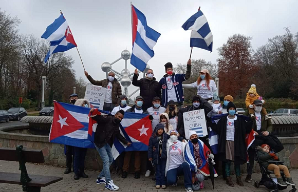 Desde la explanada de L'Atomium, Bélgica, los #PuentesDeAmor movilizan a todas las generaciones en defensa de #CubaVive y #EliminaElBloqueo. Foto: Nación y Emigración/Twitter.