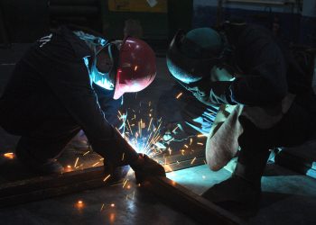 Las chispas vuelan de un sitio a otro. La Empresa Mecánica Basilio Caraballo Domínguez (FAME) desata su magia / Foto: Humberto Lister