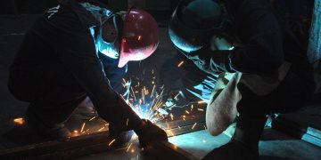 Las chispas vuelan de un sitio a otro. La Empresa Mecánica Basilio Caraballo Domínguez (FAME) desata su magia / Foto: Humberto Lister