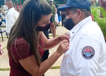 La primera secretaria nacional de la UJC, coloca Órdenes Estatales a jóvenes del occidente cubano