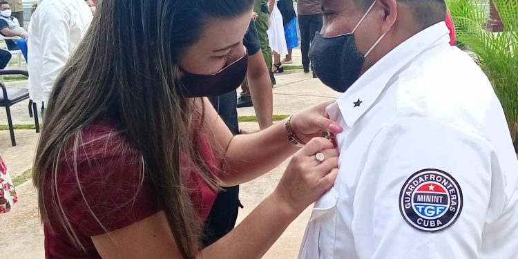 La primera secretaria nacional de la UJC, coloca Órdenes Estatales a jóvenes del occidente cubano