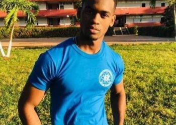 Brian exhibe su pulóver de graduación, orgulloso de egresar de Humboldt 7