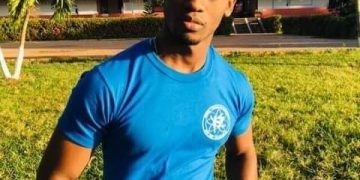 Brian exhibe su pulóver de graduación, orgulloso de egresar de Humboldt 7