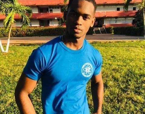 Brian exhibe su pulóver de graduación, orgulloso de egresar de Humboldt 7