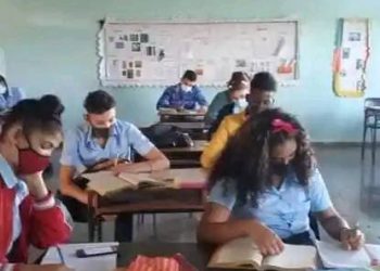 El abrazo inusual de nuestras aulas