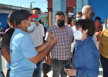 María del Carmen Concepción González, presidenta de la Comisión Permanente de Atención a los Servicios de la Asamblea Nacional del Poder Popular, recorrió este jueves algunos centros del municipio cabecera / Foto: Humberto Lister